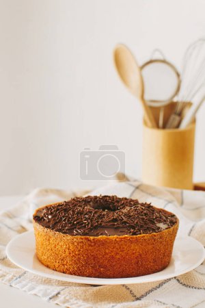 Foto de Torta de zanahoria brasileña con cobertura de chocolate, vertical - Imagen libre de derechos