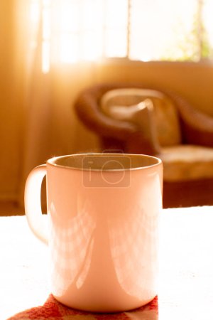 Foto de Taza blanca con café caliente o té en una tarde soleada - Imagen libre de derechos