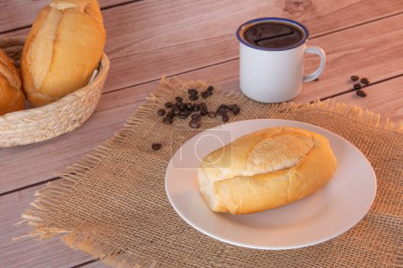 Foto de Pan francés en la placa con taza de café y cesta de pan en el fondo, tiro de cerca, desayuno - Imagen libre de derechos