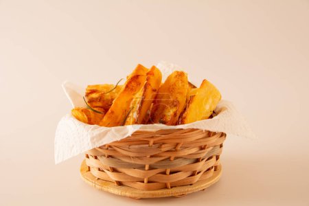 Foto de Vista superior Deliciosa yuca frita en cuenco de madera artesanal sobre fondo de estudio blanco - Imagen libre de derechos