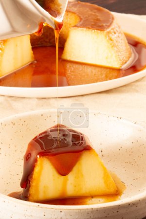 Téléchargez les photos : Crème Caramel Lait condensé Pudim Slice avec coulée de caramel fondant dans la vue de face - en image libre de droit