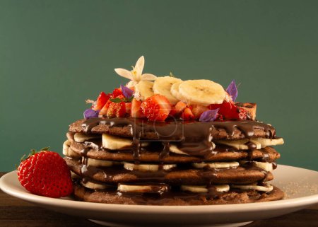 Fit Banana Pancake Stack mit Erdbeer-Haselnuss-Creme, horizontale Ernte