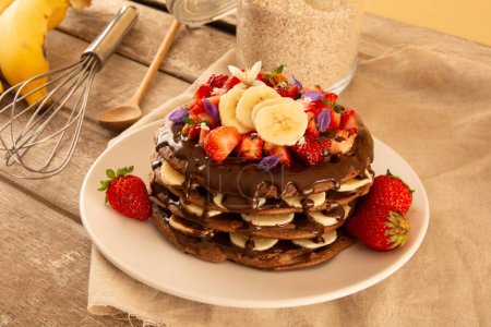 Fit Banana Pancake Stack mit Erdbeer-Haselnuss-Creme, horizontale Ernte