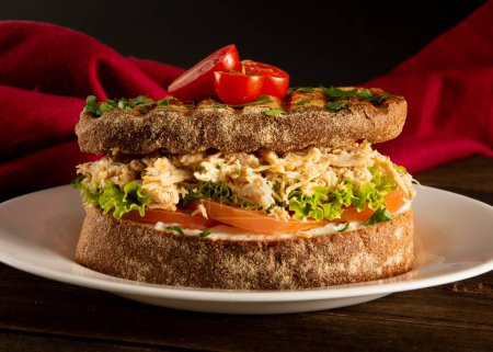 Foto de Sandwich de pechuga de pollo con pan de grano entero y ensalada fresca - Imagen libre de derechos