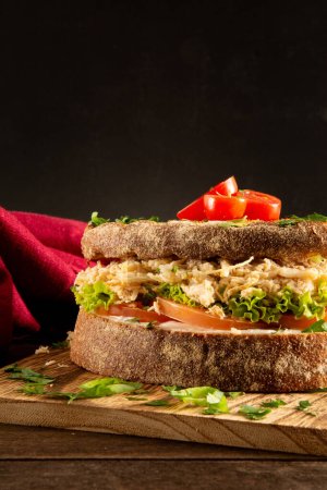 Foto de Sandwich de pechuga de pollo con pan de grano entero y ensalada fresca - Imagen libre de derechos