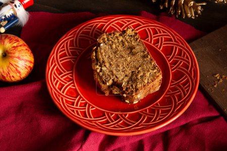 Foto de Delicioso pan de avena de manzana en plato rojo en la vista superior - Imagen libre de derechos