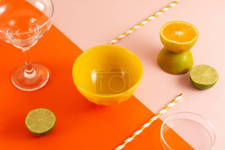 Foto de Composición creativa de naranja y limón en rodajas en un fondo geométrico de color rosa y naranja en la vista superior delantera - Imagen libre de derechos