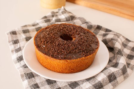 Foto de Delicioso pastel de zanahoria con glaseado de chocolate y espolvoreos Brigadeiro en la vista frontal de la cocina - Imagen libre de derechos