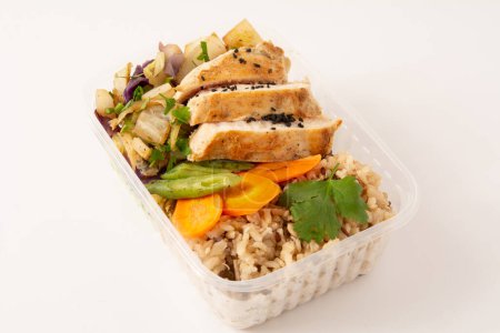 Foto de Comida saludable para almuerzo de pollo y arroz Fitness en fondo blanco y limpio aislado en la parte superior delantera - Imagen libre de derechos