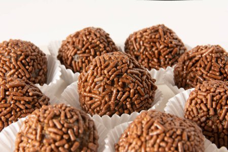 Brigadeiro brasilianische Schokolade Trüffelkugeln Bonbons und Schokoladenflocken Vorderansicht sauberen Hintergrund