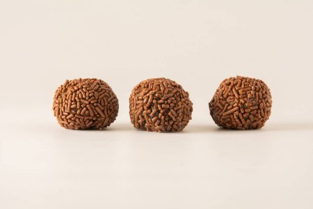 Schokolade Trüffelkugeln Brigadeiro brasilianische Bonbons und Schokoladenflocken Luftbild sauberen Hintergrund