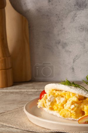Tapioca Pancake comida de mandioca brasileña en vista frontal dentro de la placa beige en piedra de mármol textura de fondo