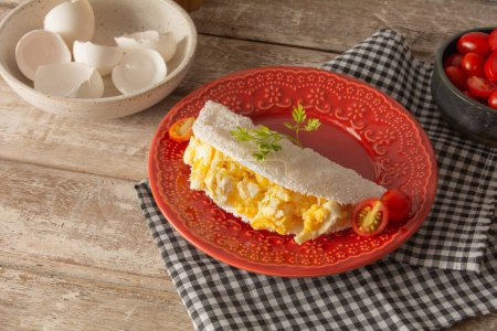 Tapioka-Pfannkuchen mit Eiern brasilianisches Maniokessen von vorne
