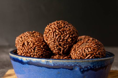 Brigadeiro brasilianische Schokoladenkugeln Party Bonbons mit Schokoladenflocken Vorderseite dunkel Hintergrund