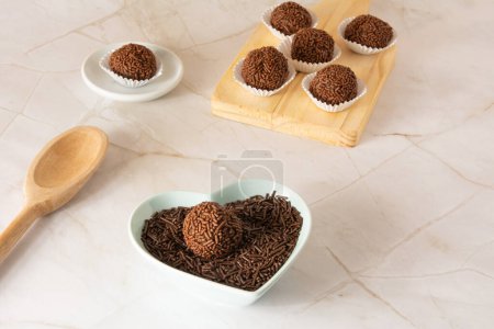 Schokolade Trüffelkugeln Brigadeiro brasilianischen Bonbons und Schokoladenflocken Vorderseite sauberen Hintergrund