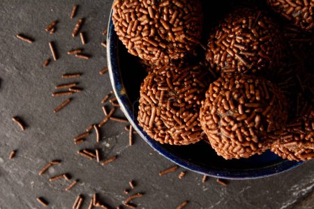 Brigadeiro brasilianische Schokoladenkugeln Party Bonbons mit Schokoladenflocken Luftbild dunklen Hintergrund