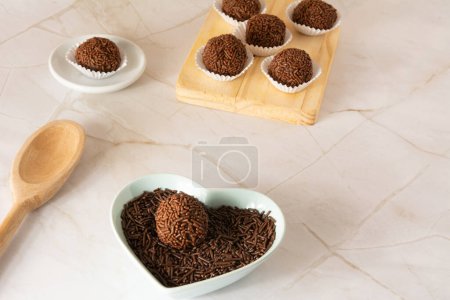 Foto de Bola de trufa de chocolate Brigadeiro caramelo brasileño y copos de chocolate vista aérea fondo limpio - Imagen libre de derechos