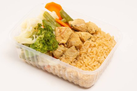 Foto de Verduras saludables y pollo a la parrilla empaquetado almuerzo comida en frente vista aérea superior limpio fondo blanco - Imagen libre de derechos