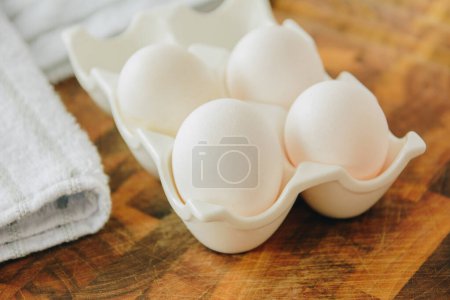 Foto de White chicken eggs in ceramic tray - Imagen libre de derechos