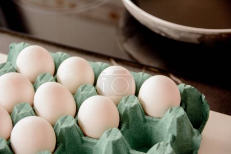 Huevos de pollo blanco en bandeja de papel