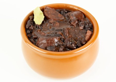 Ragoût de haricots noirs brésilien Feijoada Food avec bacon et saucisse de porc bol en céramique fond blanc