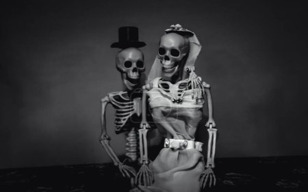 Téléchargez les photos : Automne 2022 - Noir et blanc d'un couple squelette heureux marié posant pour la photo de mariage - en image libre de droit