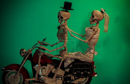 Téléchargez les photos : Heureux couple squelette marié en moto - en image libre de droit