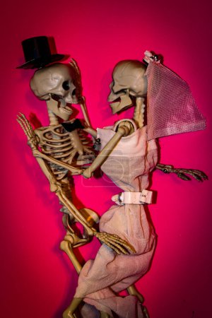 Téléchargez les photos : Happily married skeleton couple dancing on thier wedding night - en image libre de droit