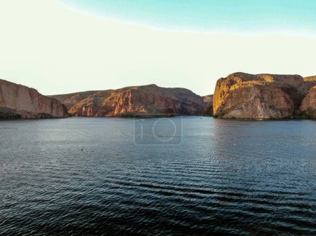 Téléchargez les photos : Lac Canyon, Arizona, au crépuscule. - en image libre de droit