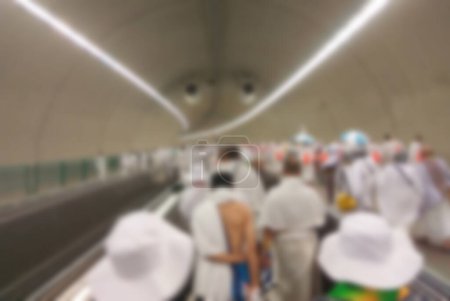 Téléchargez les photos : Image floue des pèlerins du Hajj entrant dans le tunnel de Mina, en Arabie Saoudite - en image libre de droit