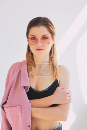 Foto de Retrato de una joven hermosa mujer caucásica en chaqueta rosa sucia y ropa para los ojos. Belleza natural, moda, cosmetología - Imagen libre de derechos