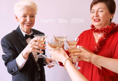 Foto de Año nuevo celebrando las manos con copas de vino espumoso blanco. Navidad, familia, amigos, celebración, concepto de año nuevo - Imagen libre de derechos