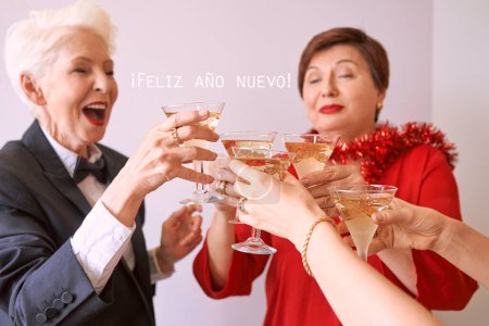 Foto de Año nuevo celebrando las manos con copas de vino espumoso blanco. Navidad, familia, amigos, celebración, concepto de año nuevo - Imagen libre de derechos