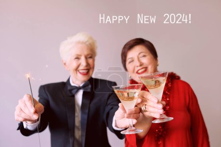 Foto de Dos hermosas mujeres maduras maduras y elegantes celebrando el año nuevo. Diversión, fiesta, estilo, concepto de celebración - Imagen libre de derechos