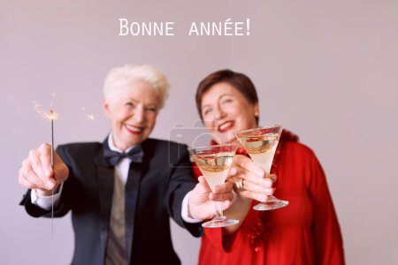 Téléchargez les photos : Deux belles femmes âgées matures élégantes célébrant le nouvel an. Fun, fête, style, concept de célébration - en image libre de droit