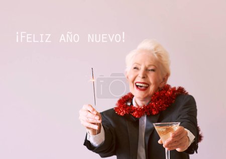 Téléchargez les photos : Élégante femme âgée mature en smoking avec mousseux et verre de vin célébrant le nouvel an. Fun, fête, style, concept de célébration - en image libre de droit