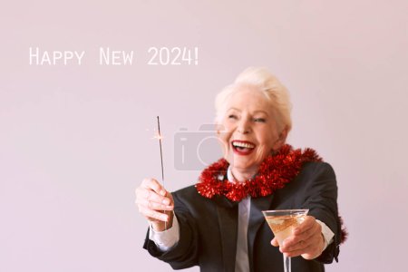 Téléchargez les photos : Élégante femme âgée mature en smoking avec mousseux et verre de vin célébrant le nouvel an. Fun, fête, style, concept de célébration - en image libre de droit