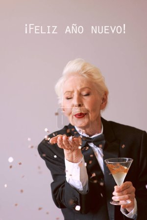 Téléchargez les photos : Élégant mature femme âgée en smoking célébrant le nouvel an. Fun, fête, fête est terminée, style, concept de célébration - en image libre de droit