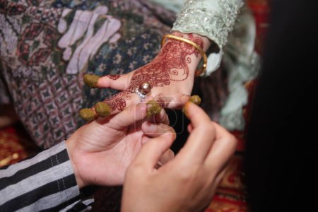 Téléchargez les photos : Aceh tradition nuptiale traditionnelle appelée malam bainai - en image libre de droit