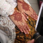 the bride wearing innai in her hand