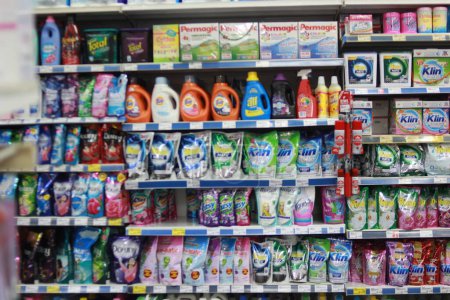 Foto de Yakarta, Indonesia 20 octubre 2023 estantes de varias marcas de limpiadores en los supermercados - Imagen libre de derechos