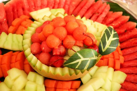 Téléchargez les photos : Close-up of slices of watermelon, papaya and melon - en image libre de droit