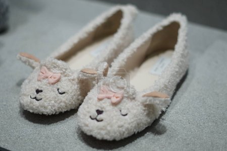 Schuhe mit niedlichen Schafsformen