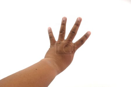 Téléchargez les photos : Homme asiatique main montrer quatre doigts sur blanc fond - en image libre de droit
