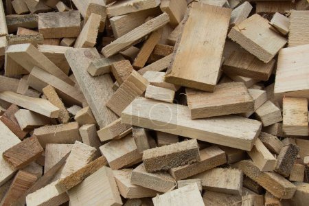 Foto de Spruce firewood from the residues from the production of wooden pallets - Imagen libre de derechos