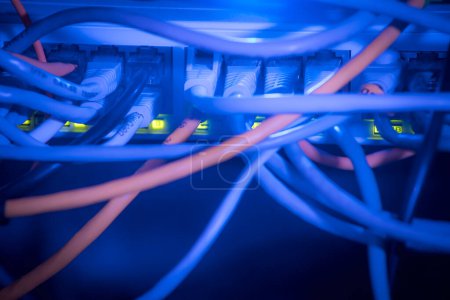 Foto de Alambres de Internet en la oscuridad. Cables conectados al servidor - Imagen libre de derechos