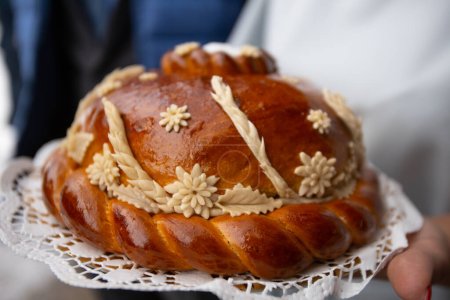 Foto de Bread bribe for the holiday. Wedding bread with salt. Bread with a beautiful decoration. - Imagen libre de derechos