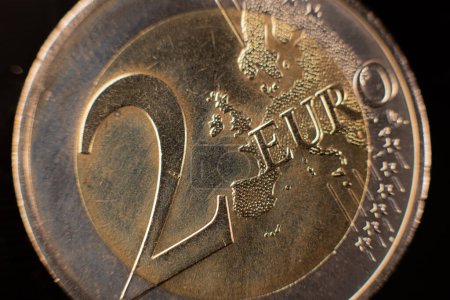 Großaufnahme einer Zwei-Euro-Münze. Großaufnahme von Zwei-Euro-Münzen auf dem Tisch. Euromünze mit selektivem Fokus