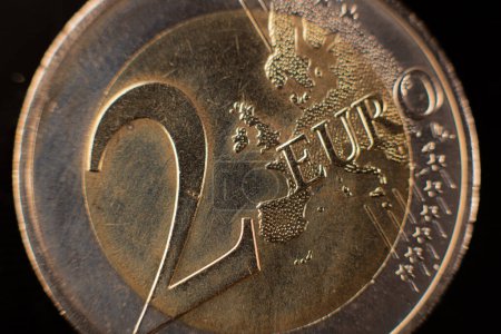 Großaufnahme einer Zwei-Euro-Münze. Großaufnahme von Zwei-Euro-Münzen auf dem Tisch. Euromünze mit selektivem Fokus
