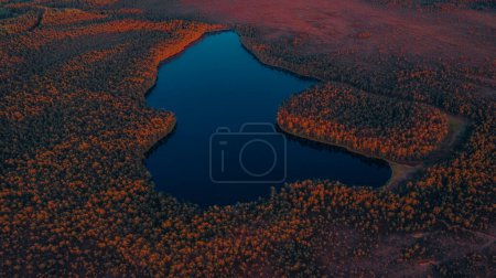 Foto de El lago más hermoso de Letonia al atardecer. Purezers desde arriba en la luz del atardecer - Imagen libre de derechos